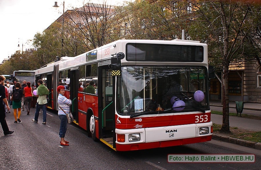 Trolibusz 353-as pályaszámmal ellátva